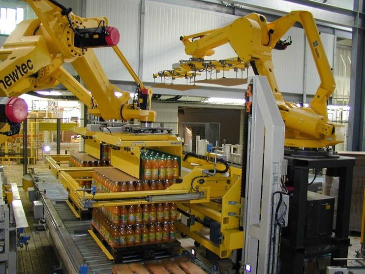 Промышленный робот FANUC выполняет задачу паллетирования продукции